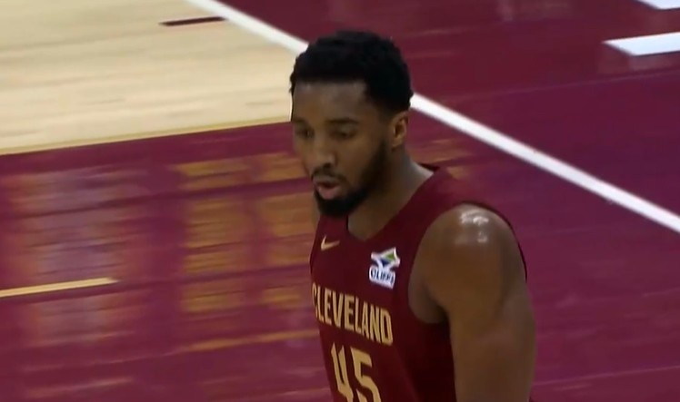 竞技宝赛事-确实厉害！施罗德不停球传球 米切尔不沉球三分压哨空心命中！