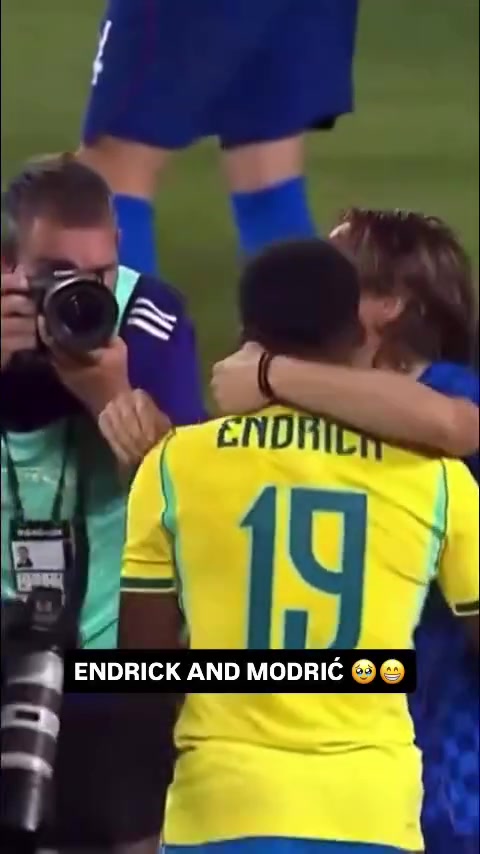 竞技宝LOL-好久不见！19岁恩德里克开心抱起40岁莫德里奇，两人赛后寒暄